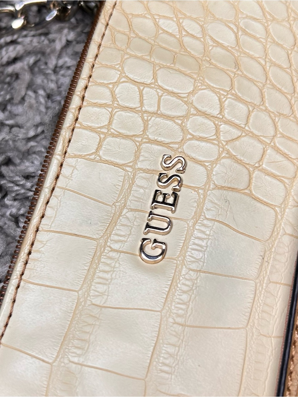 VTG y2k GUESS Two-Tone Croc-Embossed Shoulder Bag in Beige and Tan - Picture 2 of 7